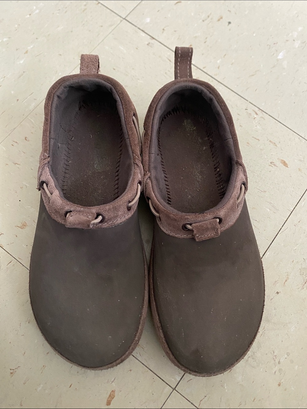 Crocs Surrey Womens Suede clogs SZ 9